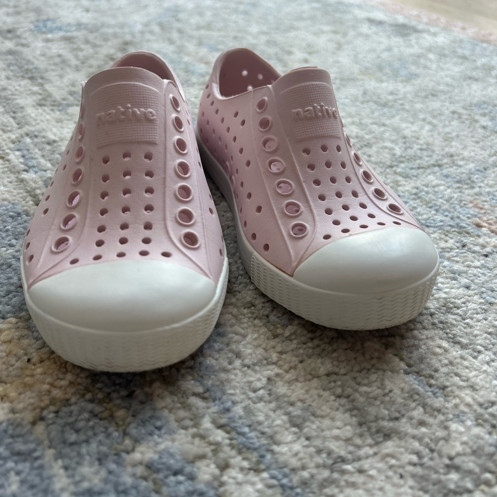 Native Kids Shoes - Pink and white Size 8 - Picture 2 of 4